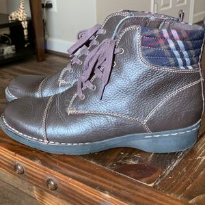 Clarks Womens Brown Leather Plaid Whistle Bea Lace Up Ankle Zip Boots Size 7.5